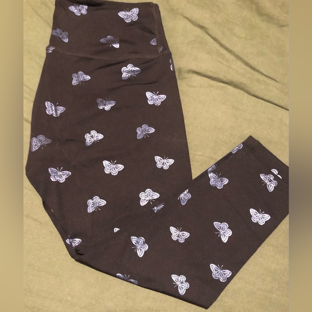 ๐ BEYOND YOGA BLK LEGGINGS W/ METALLIC BUTTERFLY PRINT- 2X! ๐ - Picture 3 of 13